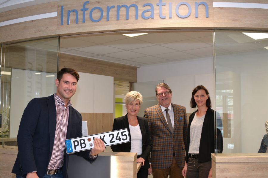 Bei Mitarbeitern und Bürgern kommt der neue Kundenbereich des Straßenverkehrsamtes gut an – (v.l.) Leiter der Zulassungsstellen Gerhard Friesen, Amtsleitung Angie Reeh, Kreisdezernent Michael Beninde und Architektin Nadine Krekeler.  Bildrechte: Kreis Paderborn, Amt für Presse- und Öffentlichkeitsarbeit, Meike Delang